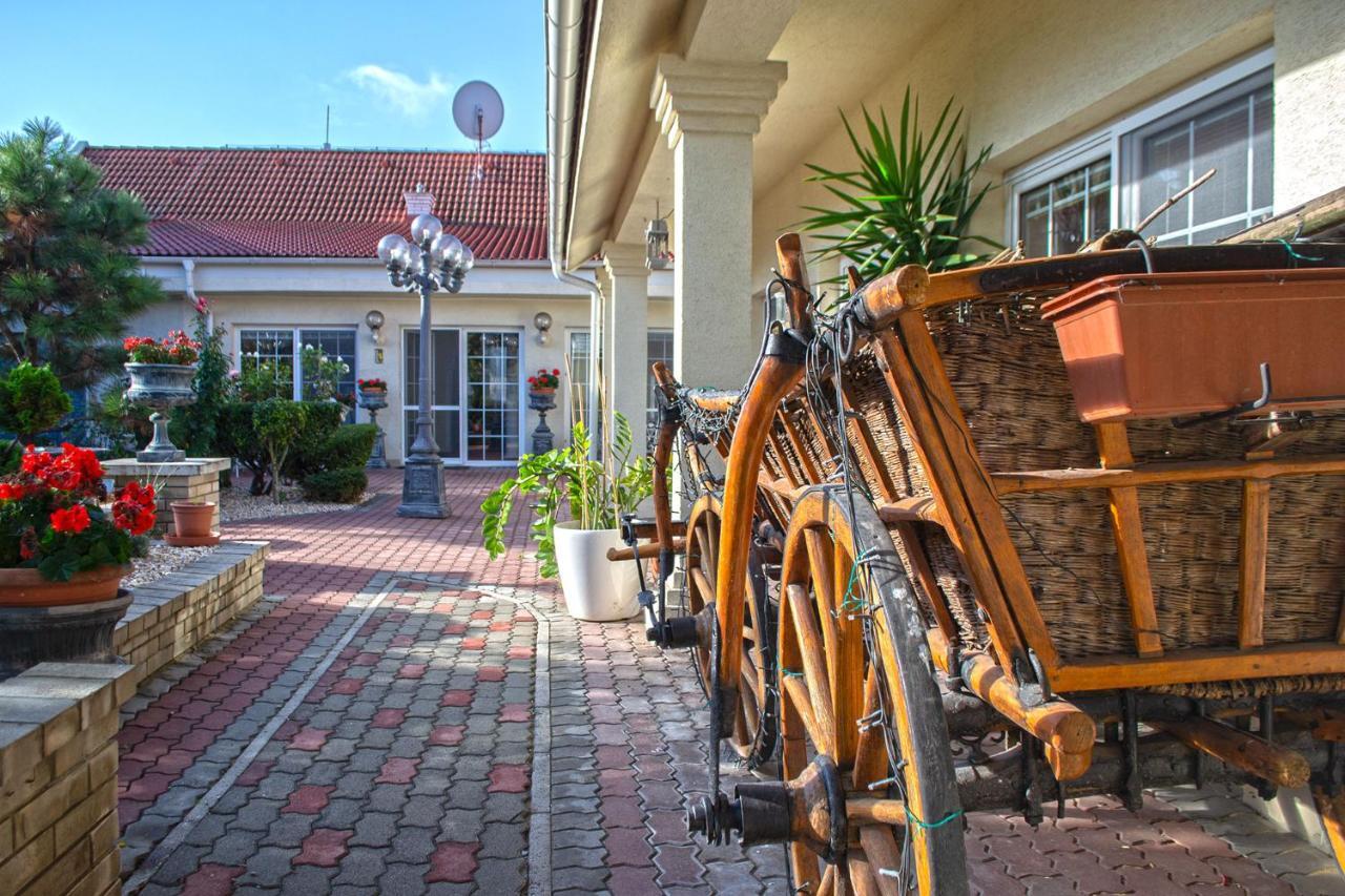 Penzion Rosel Nove Zamky Ngoại thất bức ảnh